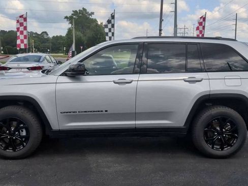 Used 2024 Jeep Grand Cherokee Altitude AWD/4WD image 5