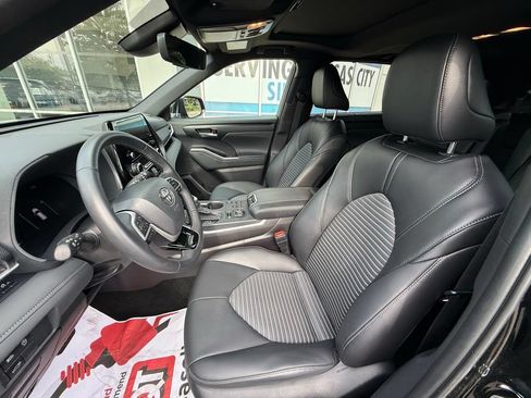 Used 2025 Toyota Highlander XSE AWD/4WD image 8