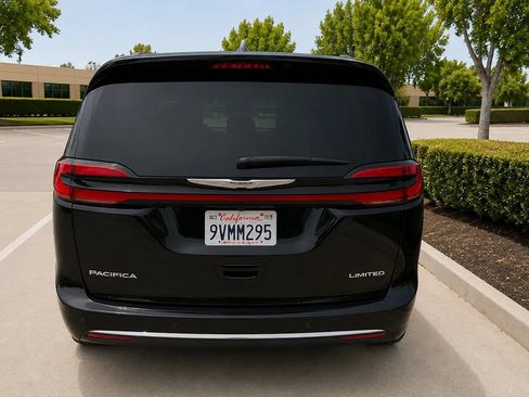 Used 2026 Chrysler Pacifica Limited FWD image 12
