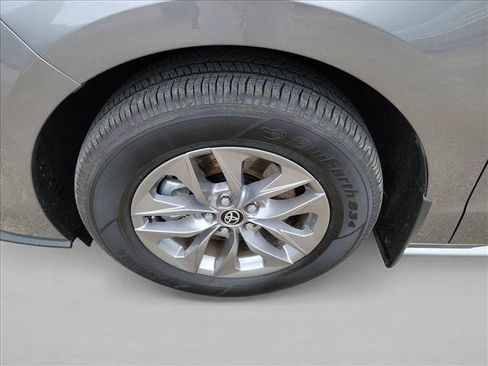Used 2026 Toyota Sienna XLE FWD image 9