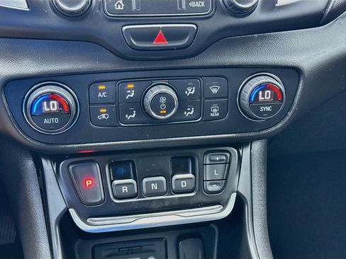 Used 2020 GMC Terrain SLE w/ Driver Convenience Package FWD image 12