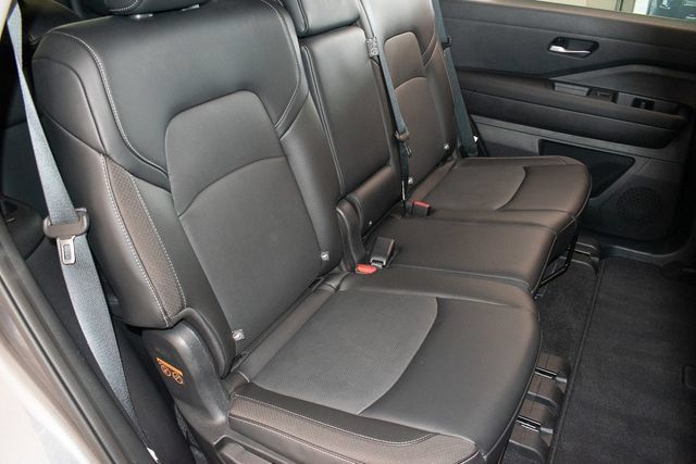 Used 2026 Nissan Pathfinder SL AWD/4WD image 12