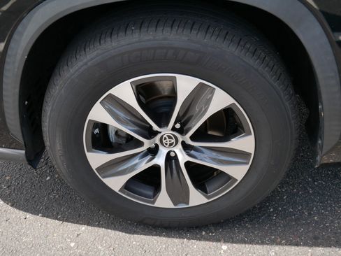 Certified 2021 Toyota Highlander XLE FWD image 15