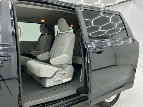 Used 2015 Toyota Sienna LE FWD image 22