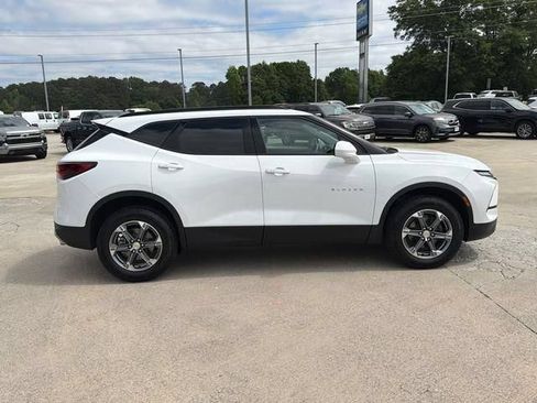 Used 2024 Chevrolet Blazer LT w/ Convenience Package FWD image 4