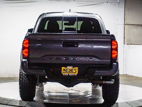 Used 2019 Toyota Tacoma TRD Off-Road w/ Technology Package AWD/4WD image 3
