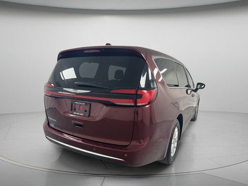Used 2023 Chrysler Pacifica Touring-L FWD image 8
