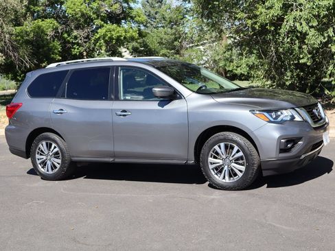 Used 2019 Nissan Pathfinder SL AWD/4WD image 2