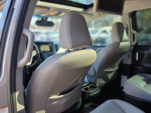 Used 2017 Toyota Sienna Limited Premium image 32