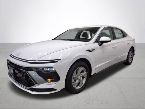 Used 2025 Hyundai Sonata SE FWD image 2