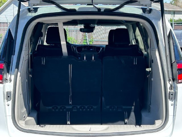 Used 2024 Chrysler Pacifica Limited FWD image 33