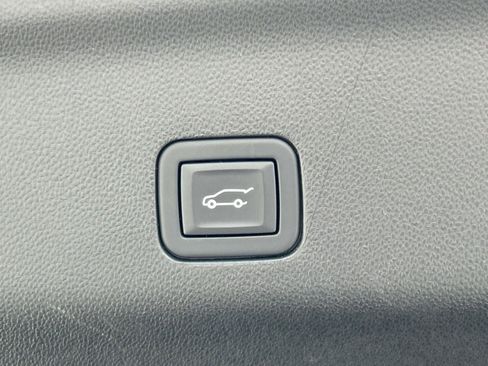Used 2023 GMC Yukon SLT w/ SLT Luxury Package RWD image 10