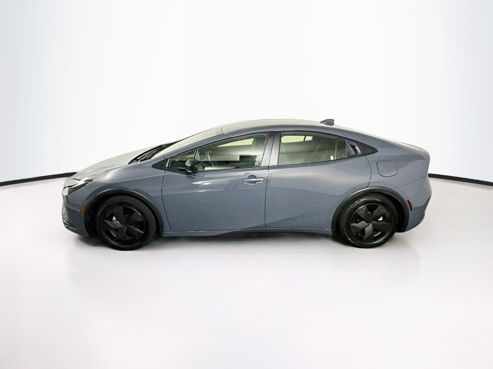 Used 2025 Toyota Prius LE FWD image 4