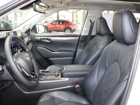 Certified 2026 Toyota Highlander Platinum AWD/4WD image 9