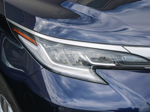 Used 2024 Toyota Sienna Limited FWD image 2