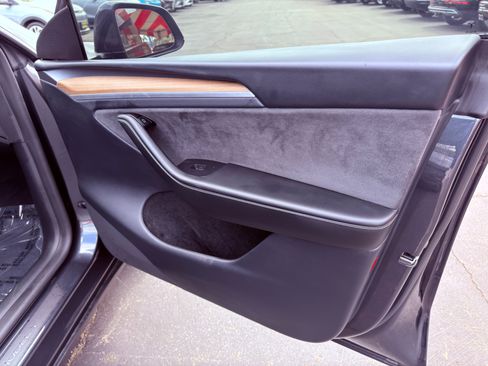 Used 2024 Tesla Model Y Long Range AWD/4WD image 12