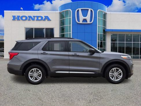 Used 2022 Ford Explorer XLT w/ Equipment Group 202A AWD/4WD image 2