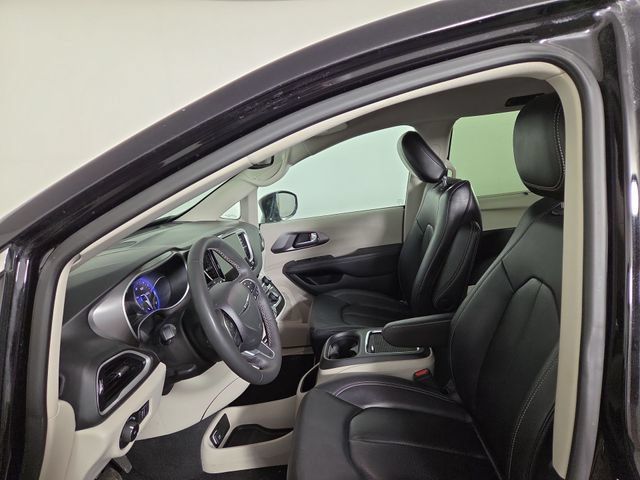 Used 2024 Chrysler Pacifica Touring-L FWD image 12