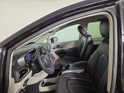 Used 2024 Chrysler Pacifica Touring-L FWD image 12