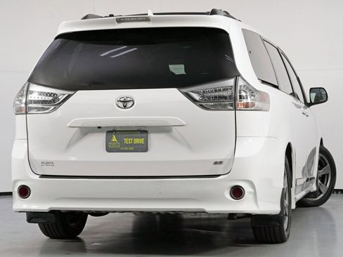 Used 2019 Toyota Sienna SE image 4