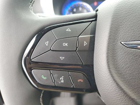 Used 2025 Chrysler Pacifica Limited FWD image 23