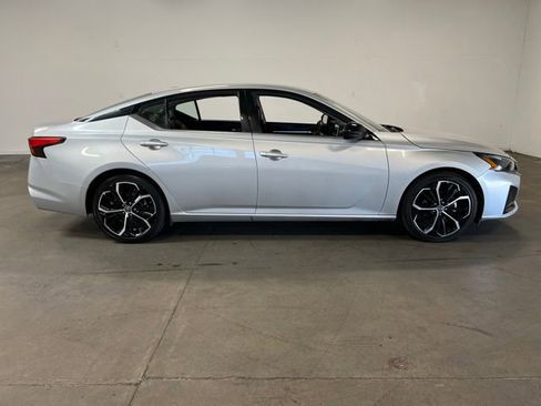 Used 2023 Nissan Altima 2.5 SR FWD image 2