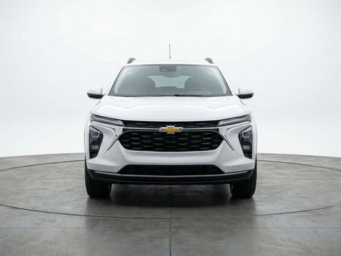 Used 2025 Chevrolet Trax LT FWD image 2