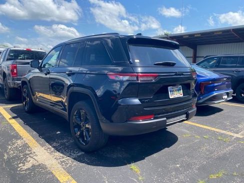Used 2023 Jeep Grand Cherokee Limited w/ Black Appearance Package AWD/4WD image 11