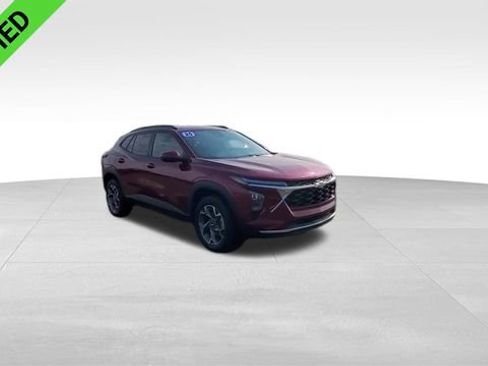 Used 2025 Chevrolet Trax LT w/ LT Convenience Package image 3