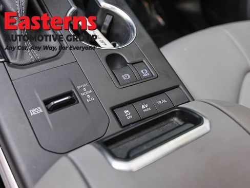 Used 2022 Toyota Highlander XLE AWD/4WD image 19