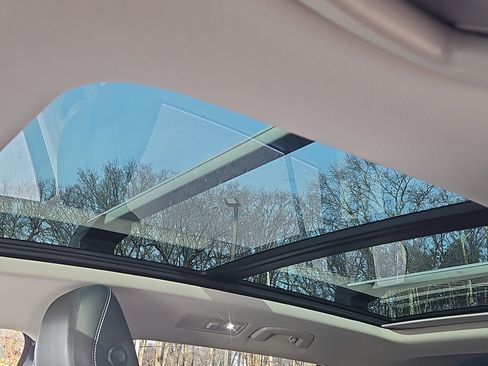 Certified 2022 Volkswagen Tiguan SE image 9