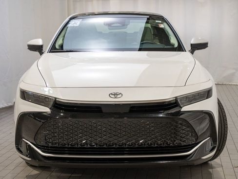 Used 2023 Toyota Crown Limited image 3