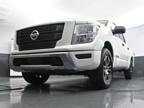 Used 2022 Nissan Titan SV image 34