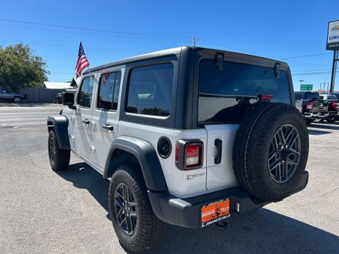 Used 2024 Jeep Wrangler Sport S image 7