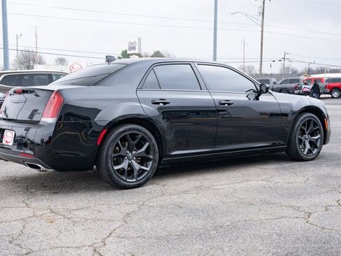 Used 2022 Chrysler 300 Touring w/ Sport Appearance Package image 5