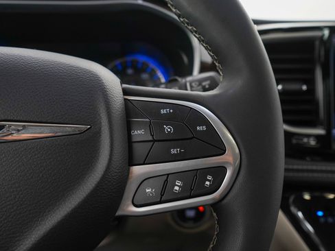 Used 2023 Chrysler Pacifica Limited FWD image 26