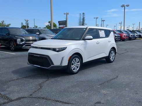 Used 2025 Kia Soul LX FWD image 2
