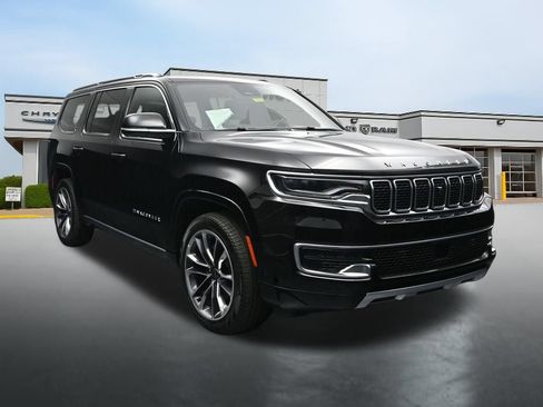 Used 2025 Jeep Wagoneer Series III w/ Premium Group I AWD/4WD image 7