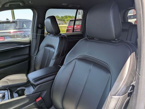 Used 2025 Jeep Grand Cherokee Limited AWD/4WD image 13
