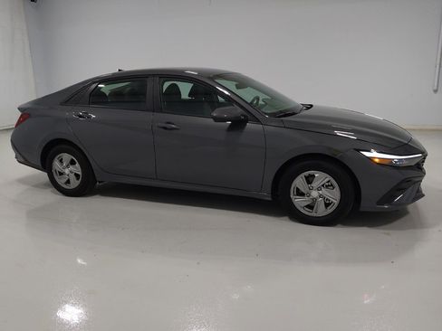 Used 2025 Hyundai Elantra SE FWD image 11
