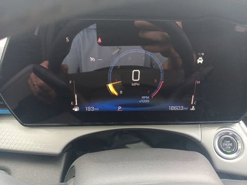 Used 2025 Chevrolet Trax LT w/ LT Convenience Package FWD image 8