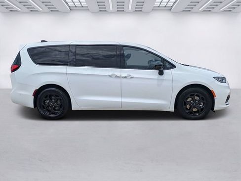 Used 2024 Chrysler Pacifica Limited FWD image 3