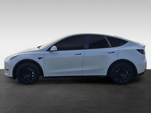 Used 2022 Tesla Model Y Long Range image 8