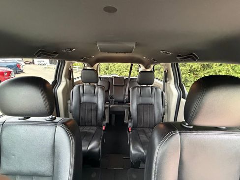 Used 2017 Dodge Grand Caravan SXT FWD image 3