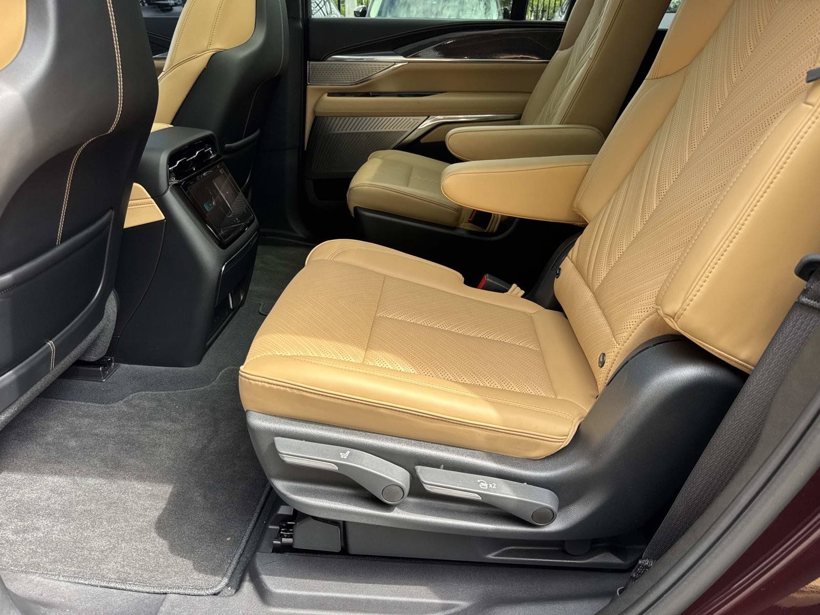 Used 2026 Cadillac Escalade IQ Luxury 2 w/ LPO, Radiant Package AWD/4WD image 16