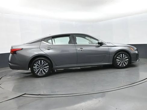 Used 2025 Nissan Altima 2.5 SV FWD image 4