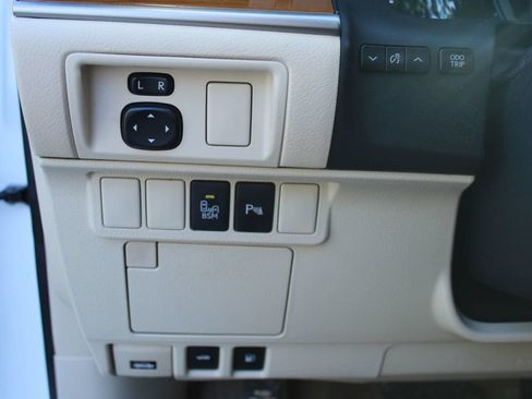 Used 2014 Lexus ES 300h w/ Luxury Package w/Bamboo Trim FWD image 25