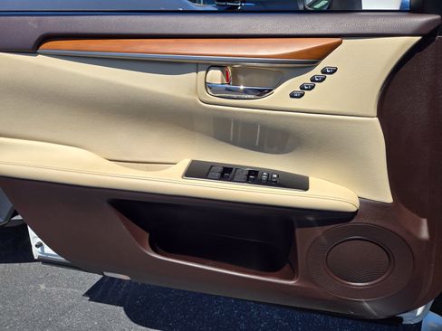 Used 2017 Lexus ES 300h w/ Navigation System Package FWD image 26