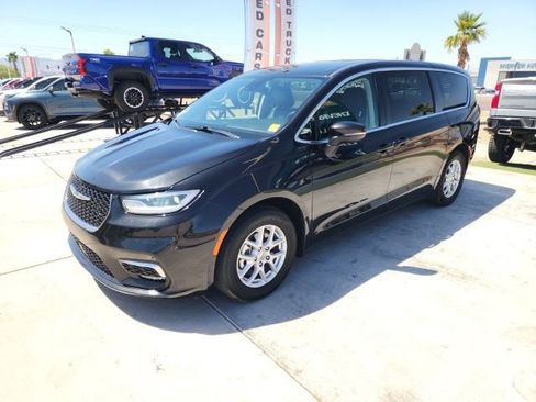 Used 2023 Chrysler Pacifica Touring-L image 8