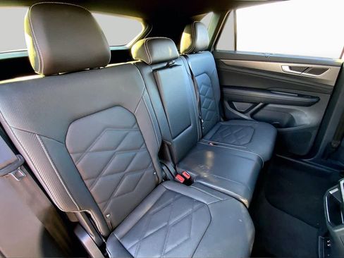 Used 2025 Volkswagen Atlas Cross Sport SE FWD image 20